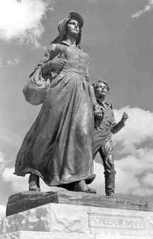 Pioneer Woman Statue