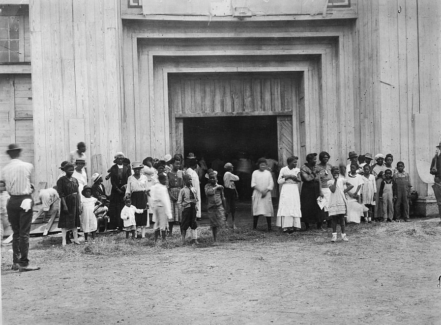 L'entrée du camp d'internement sur le parc des expositions, après l'émeute raciale du 1er juin 1921.