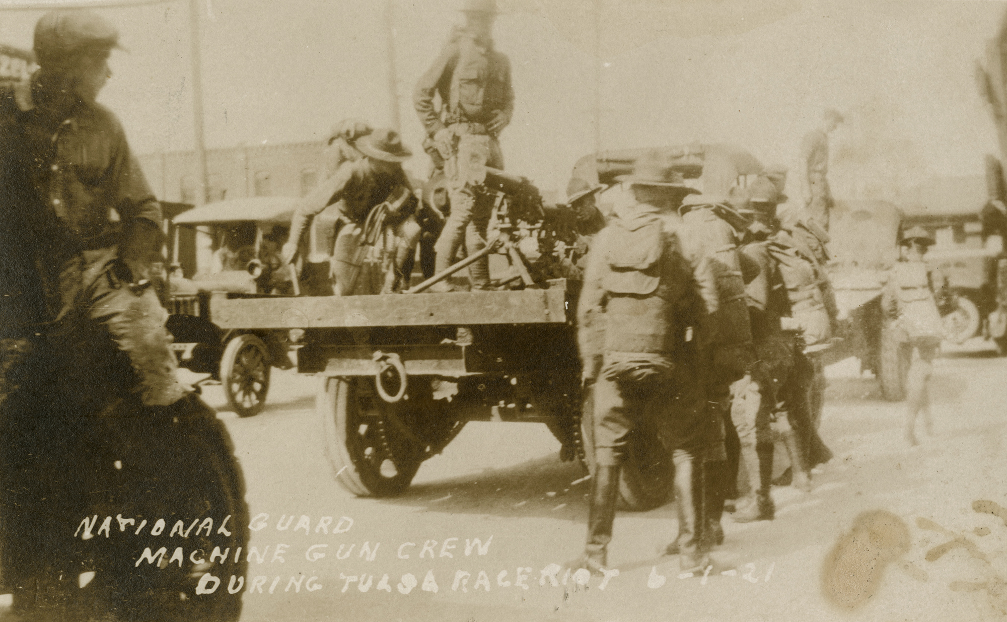 Un équipage de mitrailleuses de la Garde nationale lors du massacre de Tulsa, le 1er juin 1921