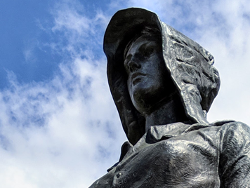 A close up of the face of the Pioneer Woman statue